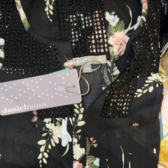 New‎ DANIEL RAINN
Estefany Lace Detail Split Neck Blouse - Picture 5 of 5